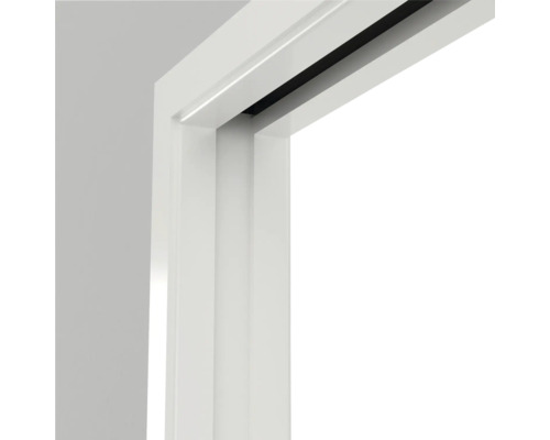 Detailní pohled na bílý rám dveří