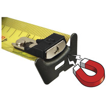 Detail žlutého svinovacího metru s magnetickým hákem