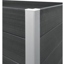 Detailní pohled na vyvýšený záhon s kovovým rohovým spojem a dřevěnými panely