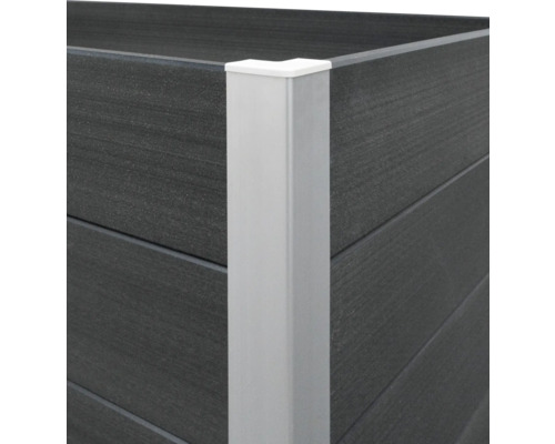 Detailní pohled na vyvýšený záhon s kovovým rohovým spojem a dřevěnými panely