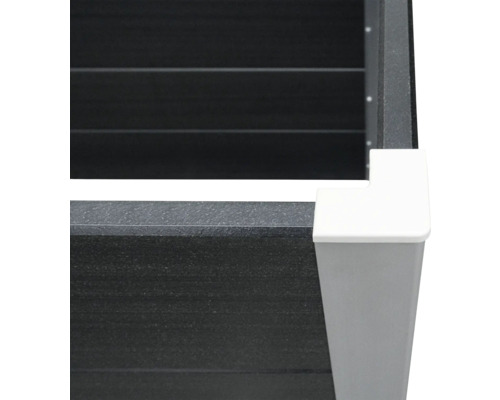 Detailní pohled na vyvýšený záhon z plastu s rohovým spojem