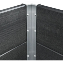 Detail rohu vyvýšeného záhonu s kovovým lemem a šrouby