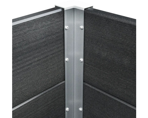 Detail rohu vyvýšeného záhonu s kovovým lemem a šrouby