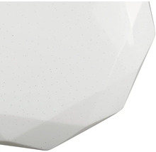 Detail bílého stropního svítidla s malými body