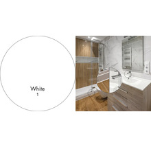 Světlá koupelna se sprchou, umyvadlem a zrcadlem