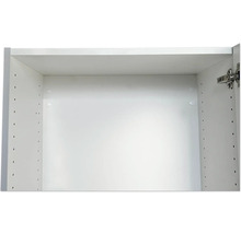 Vnitřek bílé kuchyňské skříňky s otvory pro nastavitelné police