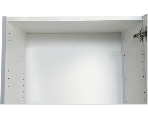 Vnitřek bílé kuchyňské skříňky s otvory pro nastavitelné police