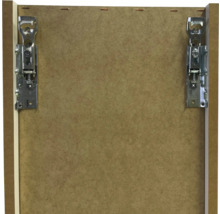 Detailní pohled na dveře skříně s namontovanými závěsy.