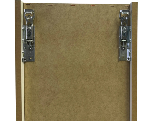 Detailní pohled na dveře skříně s namontovanými závěsy.