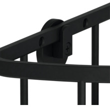 Detailní záběr rohového regálu do koupelny pro montáž na stěnu