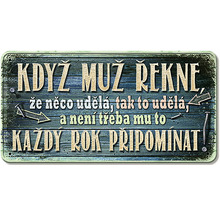 Ozdobná cedule s textem: Když muž řekne, že něco udělá, tak to udělá. Není třeba mu to každý rok připomínat.