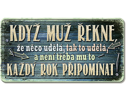 Ozdobná cedule s textem: Když muž řekne, že něco udělá, tak to udělá. Není třeba mu to každý rok připomínat.