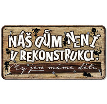 Cedule s nápisem Náš dům je v rekonstrukci, máme děti