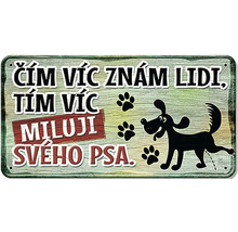 Dekorativní cedule s nápisem: Čím víc znám lidi, tím víc miluji svého psa.
