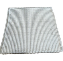 Čtvercový polštář s žebrovanou texturou