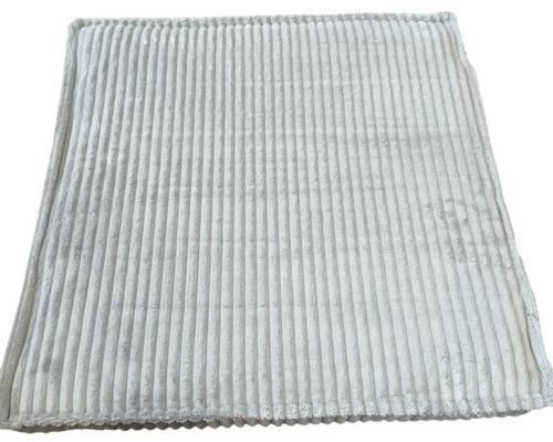 Čtvercový polštář s žebrovanou texturou