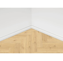 Světlá dřevěná podlaha v rohu místnosti s podlahovou lištou