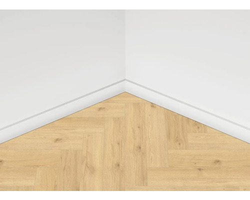 Světlá dřevěná podlaha v rohu místnosti s podlahovou lištou