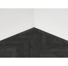 Pokládka tmavých parket ve vzoru rybí kosti s podlahovými lištami