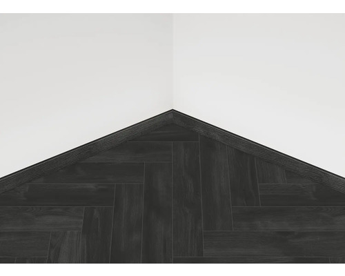 Pokládka tmavých parket ve vzoru rybí kosti s podlahovými lištami