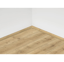 Rohový pohled na místnost s laminátovou podlahou a odpovídajícími soklovými lištami