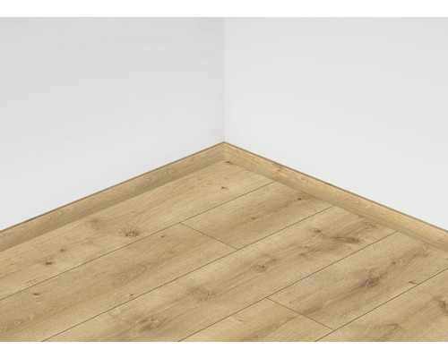 Rohový pohled na místnost s laminátovou podlahou a odpovídajícími soklovými lištami