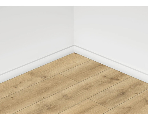 Roh místnosti s laminátovou podlahou a soklovou lištou