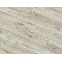 Pohled na laminátovou podlahu s dřevěným vzhledem