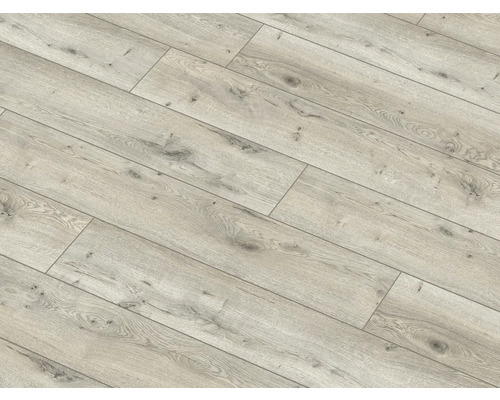 Pohled na laminátovou podlahu s dřevěným vzhledem