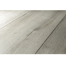 Detail laminátové podlahy s dřevěným vzhledem