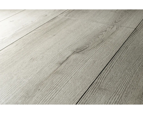 Detail laminátové podlahy s dřevěným vzhledem