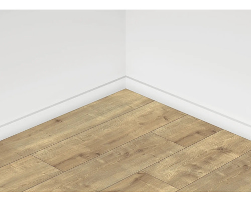 Položená laminátová podlaha u bílé stěny