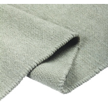 Detailní pohled na šedý koberec s texturou