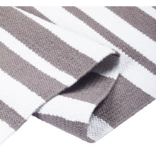 Pruhovaný koberec z textilu