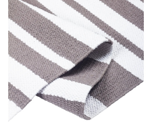 Pruhovaný koberec z textilu