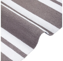 Pruhovaný koberec v bílé a šedé barvě