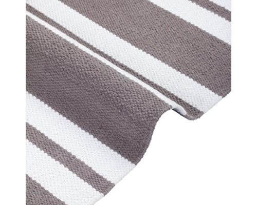 Pruhovaný koberec v bílé a šedé barvě