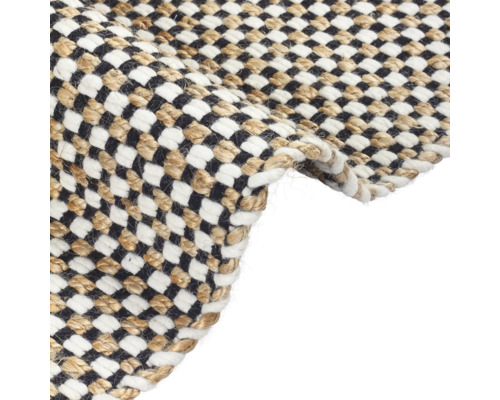 Detailní pohled na koberec se vzorem šachovnice