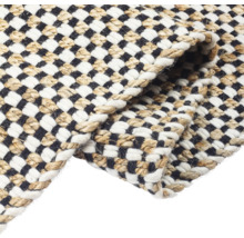 Detail pleteného koberce se šachovnicovým vzorem