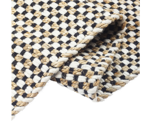 Detail pleteného koberce se šachovnicovým vzorem