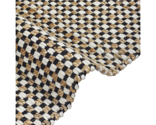 Detail koberce se šachovnicovým vzorem