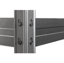 Detail ocelového regálu s upevněním šrouby