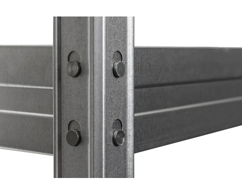 Detail ocelového regálu s upevněním šrouby