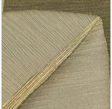 Detailní záběr tapety s designem peří