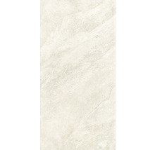 Detail podlahové dlaždice s kamenným dekorem.