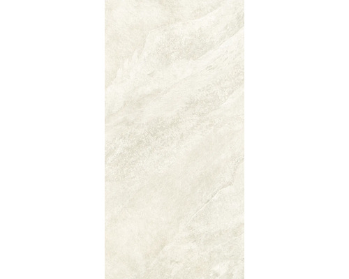 Detail podlahové dlaždice s kamenným dekorem.