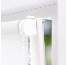 Detail bílé rolety na okně