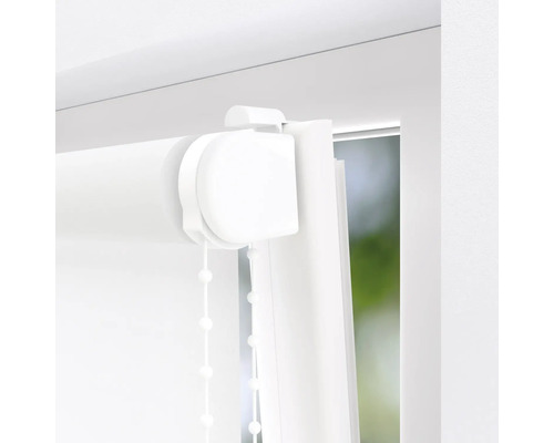 Detail bílé rolety na okně