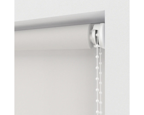 Bílá roleta s řetízkovým ovládáním u okna