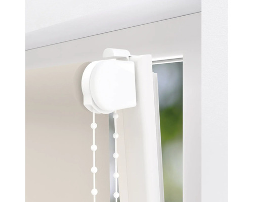 Detailní pohled na roletu s řetízkovým ovládáním pro dekoraci oken